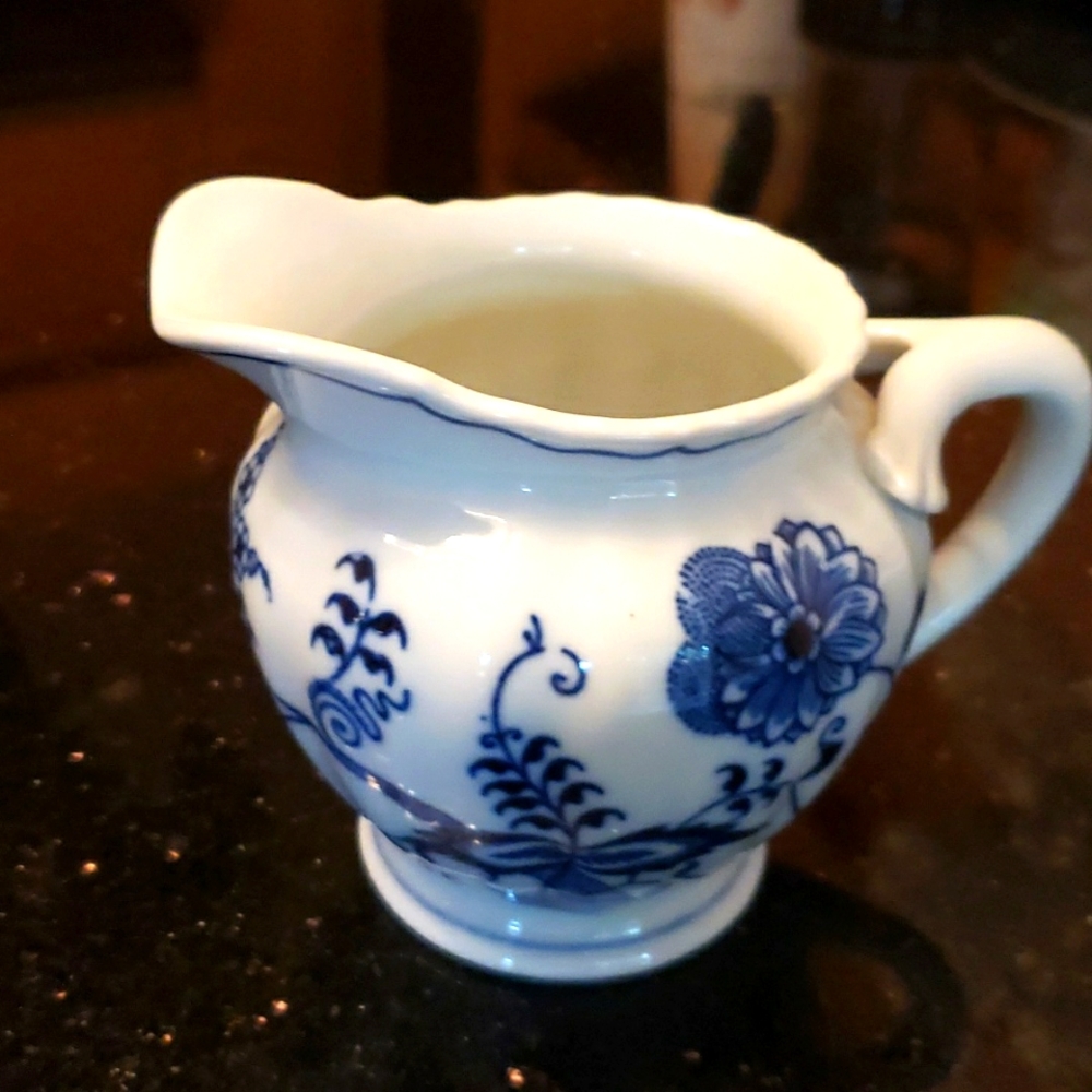 Blue Danube onion design vtg creamer